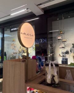 Colombina con caras de acrílico y marco de metal para local en Viva Envigado