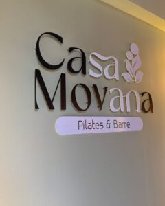 logo metal flotante