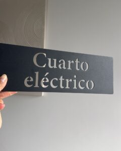 dirección metalica